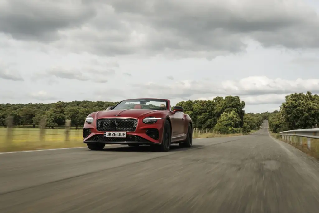 Primera prueba del Bentley Continental GTC S: Descapotable, impecable y con un escape Akrapovič 55 Motor16 Bentley GTC s V8 Hybrid candy red satine 4 Motor16
