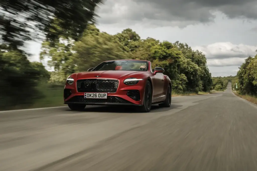 Primera prueba del Bentley Continental GTC S: Descapotable, impecable y con un escape Akrapovič 54 Motor16 Bentley GTC s V8 Hybrid candy red satine 5 Motor16