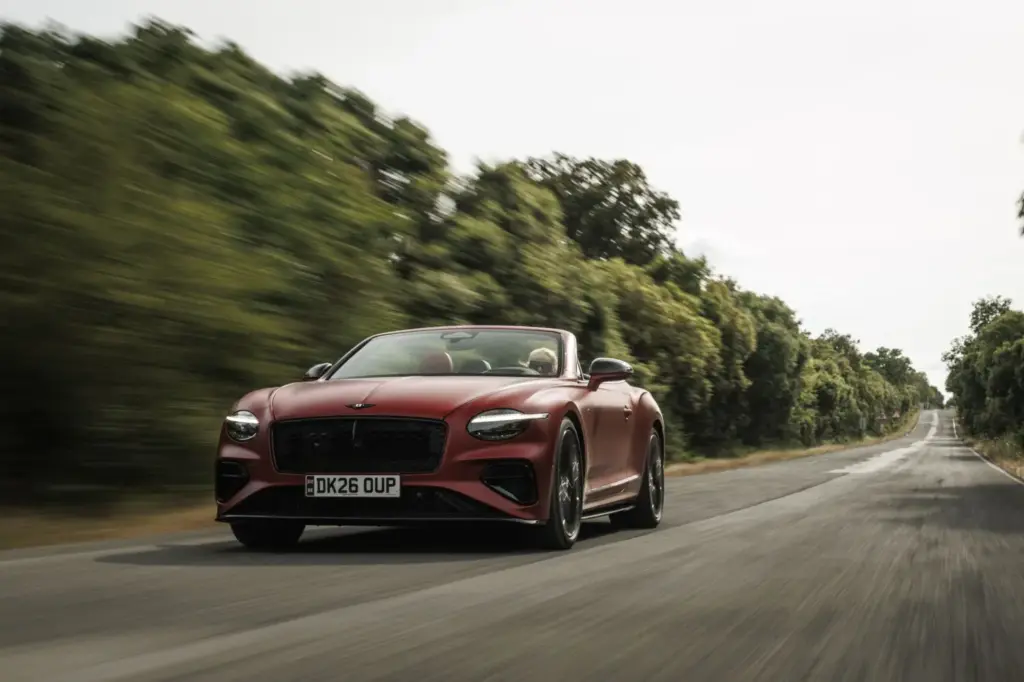 Primera prueba del Bentley Continental GTC S: Descapotable, impecable y con un escape Akrapovič 53 Motor16 Bentley GTC s V8 Hybrid candy red satine 6 Motor16