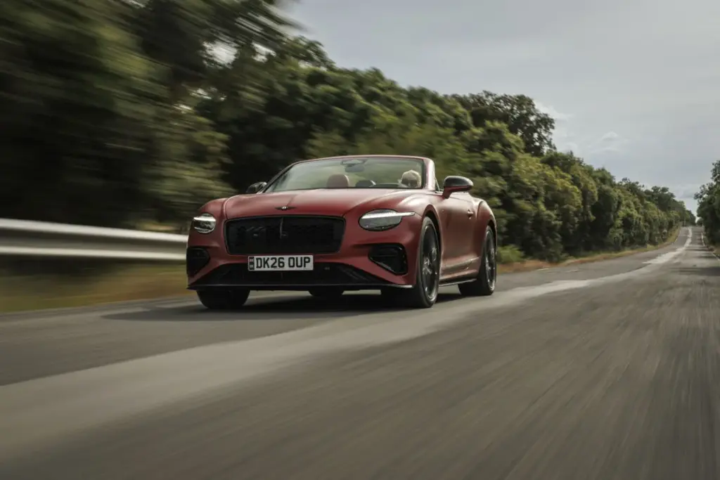 Primera prueba del Bentley Continental GTC S: Descapotable, impecable y con un escape Akrapovič 52 Motor16 Bentley GTC s V8 Hybrid candy red satine 7 Motor16