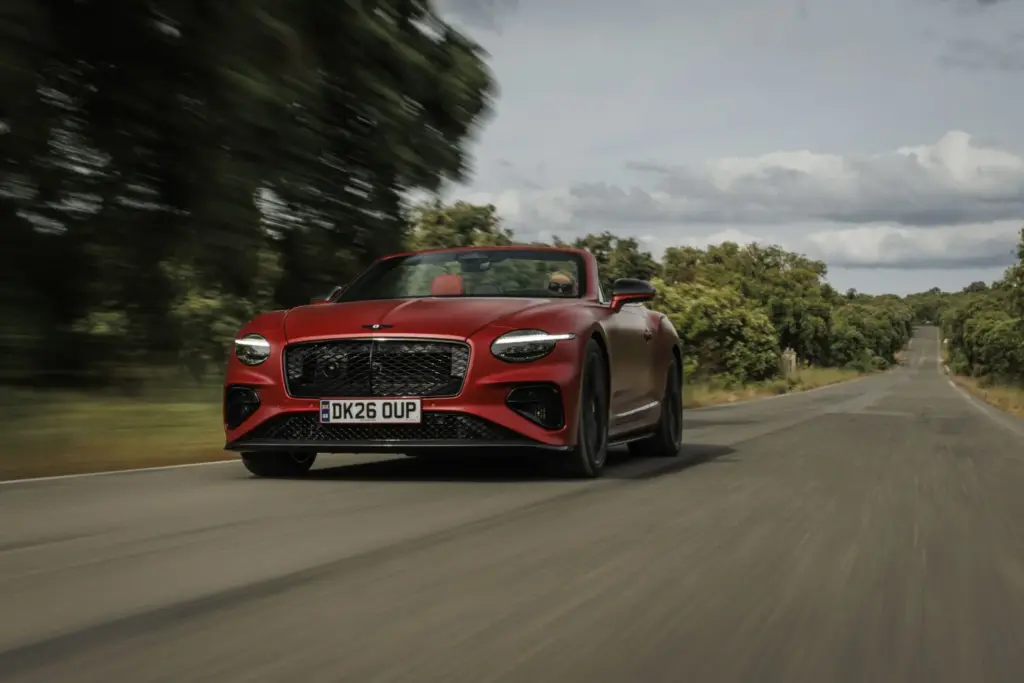 Primera prueba del Bentley Continental GTC S: Descapotable, impecable y con un escape Akrapovič 51 Motor16 Bentley GTC s V8 Hybrid candy red satine 8 Motor16