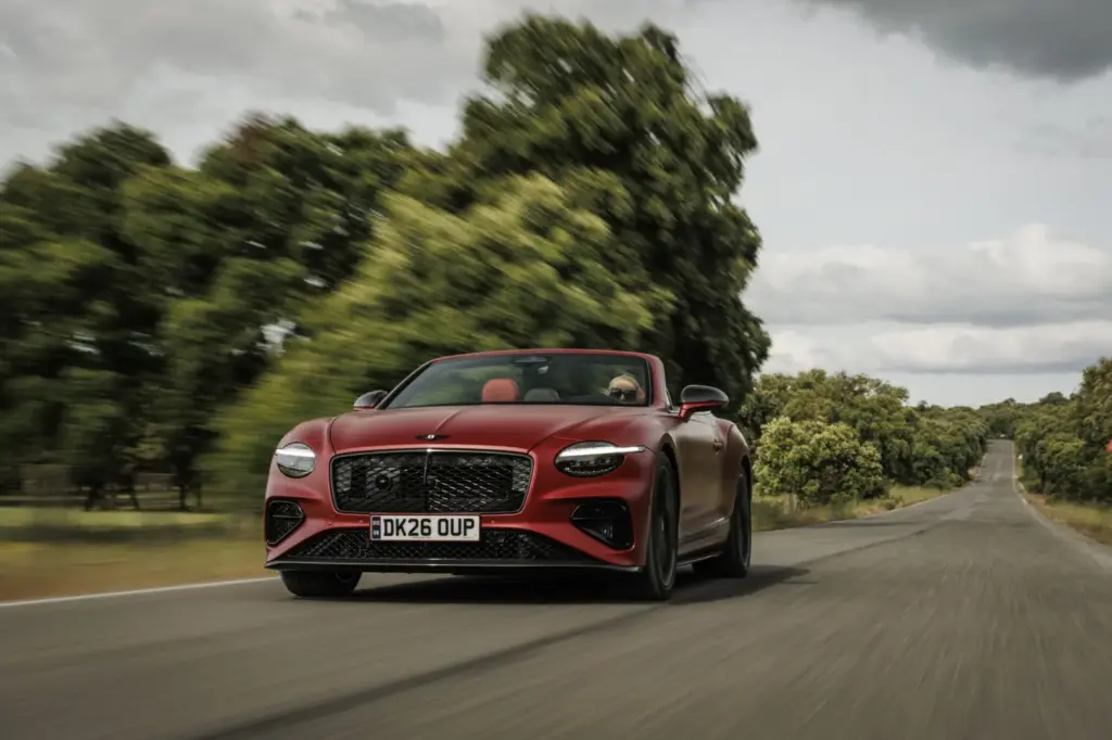 Primera prueba del Bentley Continental GTC S: Descapotable, impecable y con un escape Akrapovič 50 Motor16 Bentley GTC s V8 Hybrid candy red satine 9 Motor16