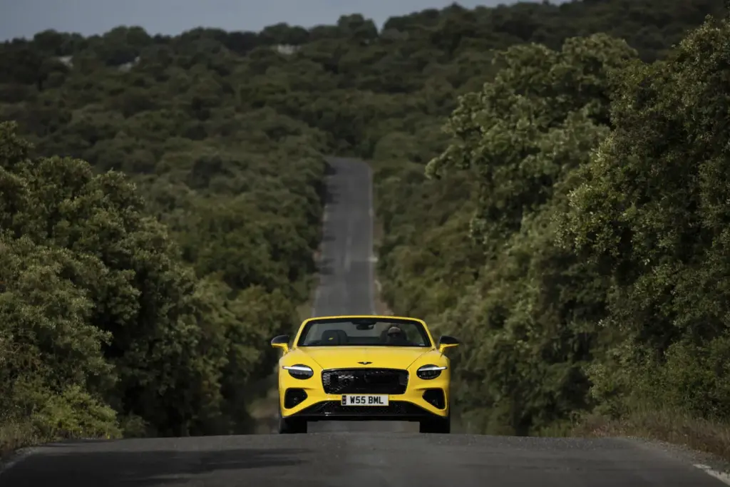 Primera prueba del Bentley Continental GTC S: Descapotable, impecable y con un escape Akrapovič 25 Motor16 Bentley GTC s V8 Hybrid cyber yellow 1 Motor16