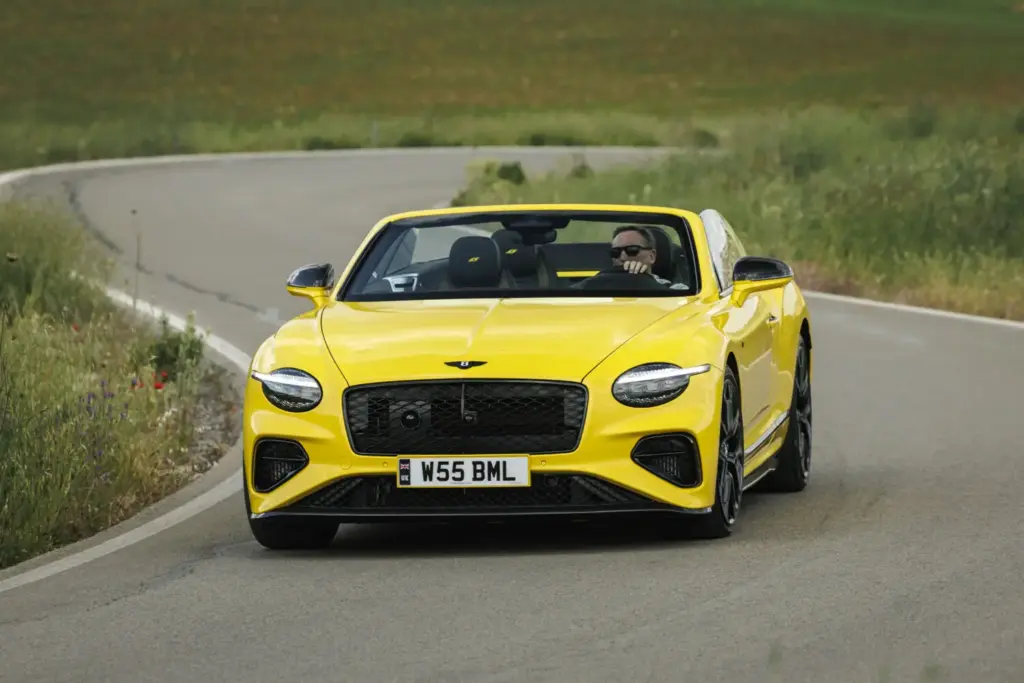 Primera prueba del Bentley Continental GTC S: Descapotable, impecable y con un escape Akrapovič 16 Motor16 Bentley GTC s V8 Hybrid cyber yellow 10 Motor16