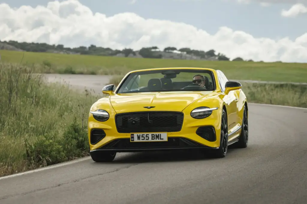 Primera prueba del Bentley Continental GTC S: Descapotable, impecable y con un escape Akrapovič 15 Motor16 Bentley GTC s V8 Hybrid cyber yellow 11 Motor16