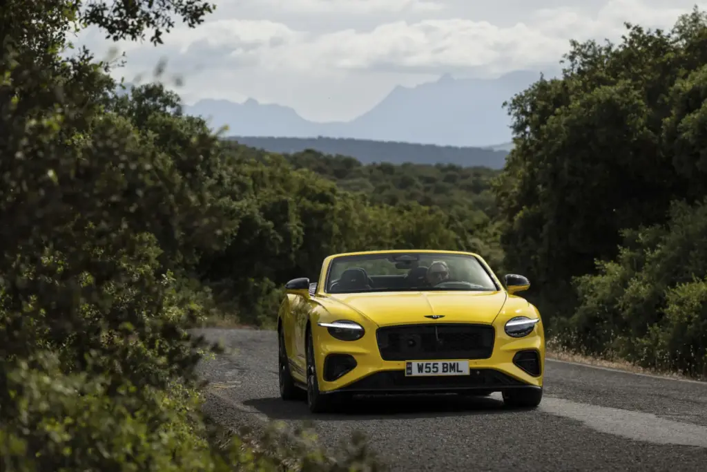 Primera prueba del Bentley Continental GTC S: Descapotable, impecable y con un escape Akrapovič 14 Motor16 Bentley GTC s V8 Hybrid cyber yellow 13 Motor16