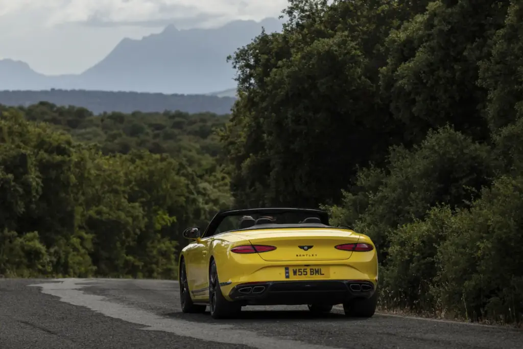 Primera prueba del Bentley Continental GTC S: Descapotable, impecable y con un escape Akrapovič 13 Motor16 Bentley GTC s V8 Hybrid cyber yellow 14 Motor16
