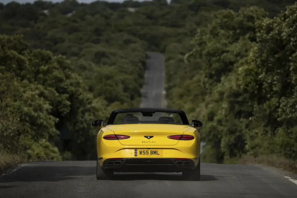 Primera prueba del Bentley Continental GTC S: Descapotable, impecable y con un escape Akrapovič 26 Motor16 Bentley GTC s V8 Hybrid cyber yellow 15 Motor16