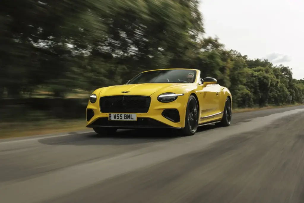 Primera prueba del Bentley Continental GTC S: Descapotable, impecable y con un escape Akrapovič 23 Motor16 Bentley GTC s V8 Hybrid cyber yellow 3 Motor16