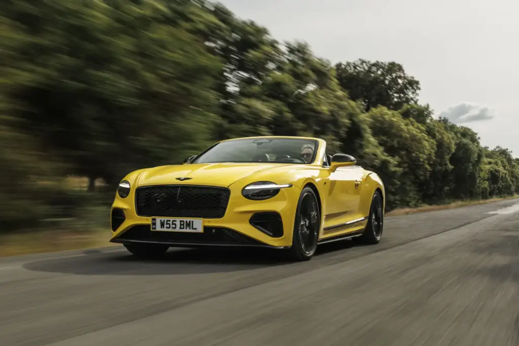 Primera prueba del Bentley Continental GTC S: Descapotable, impecable y con un escape Akrapovič 1 Motor16 Bentley GTC s V8 Hybrid cyber yellow 4 Motor16