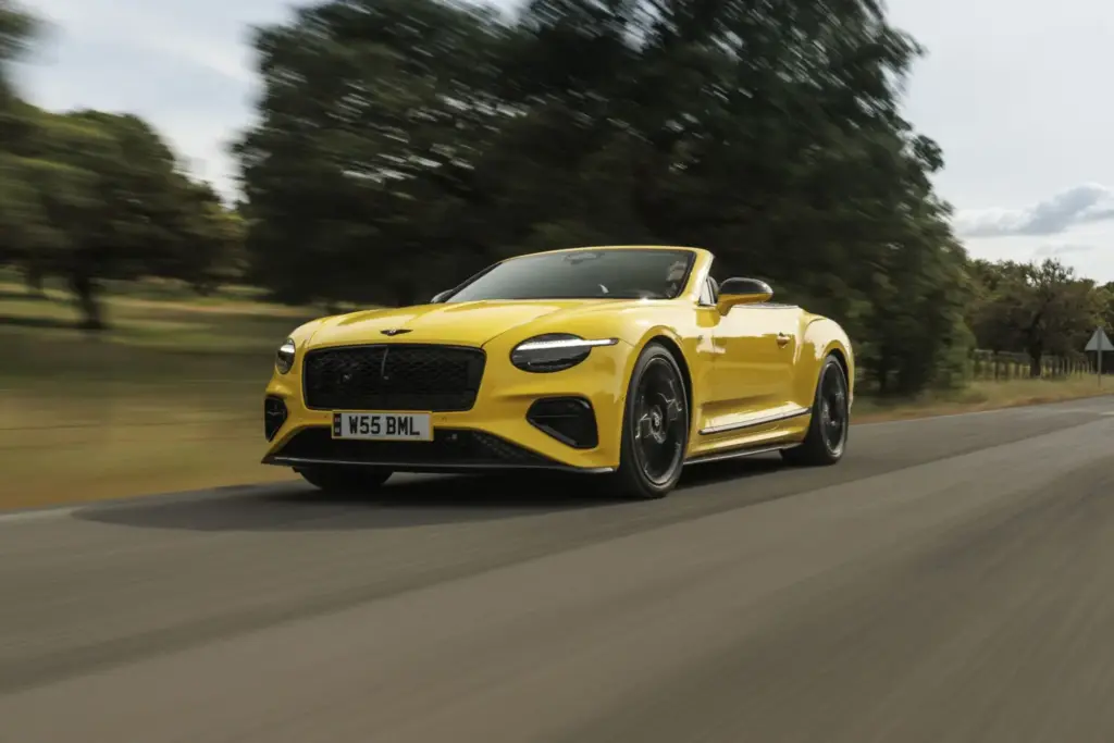 Primera prueba del Bentley Continental GTC S: Descapotable, impecable y con un escape Akrapovič 21 Motor16 Bentley GTC s V8 Hybrid cyber yellow 5 Motor16
