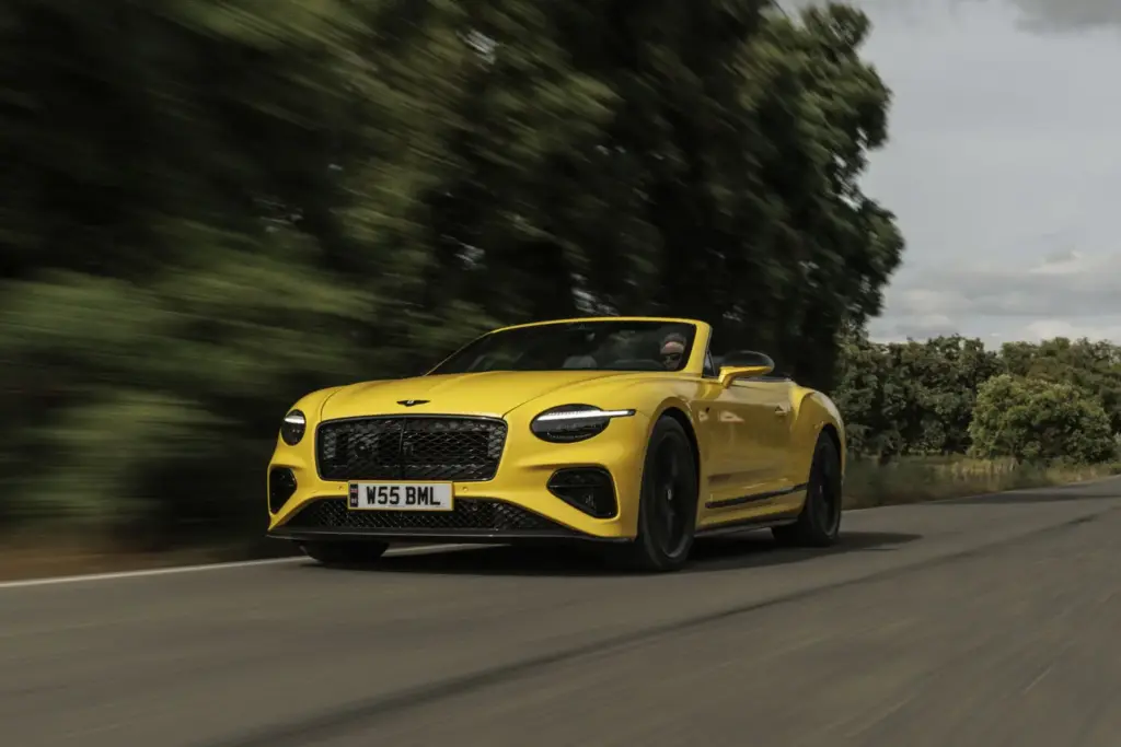 Primera prueba del Bentley Continental GTC S: Descapotable, impecable y con un escape Akrapovič 20 Motor16 Bentley GTC s V8 Hybrid cyber yellow 6 Motor16