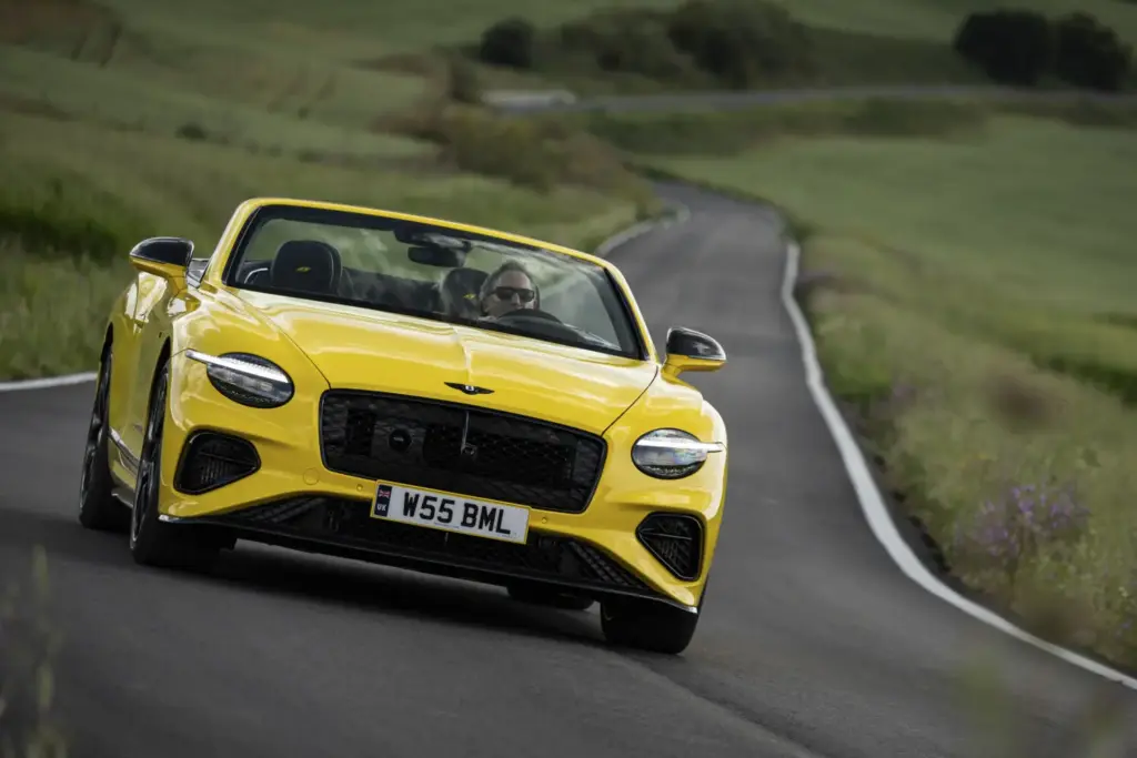 Primera prueba del Bentley Continental GTC S: Descapotable, impecable y con un escape Akrapovič 19 Motor16 Bentley GTC s V8 Hybrid cyber yellow 7 Motor16