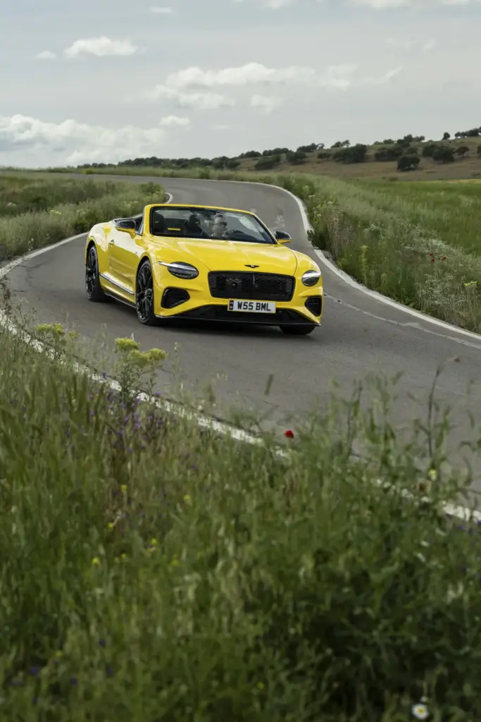 Primera prueba del Bentley Continental GTC S: Descapotable, impecable y con un escape Akrapovič 18 Motor16 Bentley GTC s V8 Hybrid cyber yellow 8 Motor16
