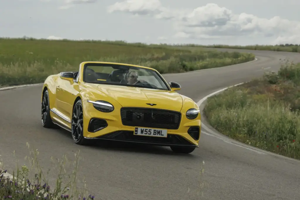 Primera prueba del Bentley Continental GTC S: Descapotable, impecable y con un escape Akrapovič 17 Motor16 Bentley GTC s V8 Hybrid cyber yellow 9 Motor16
