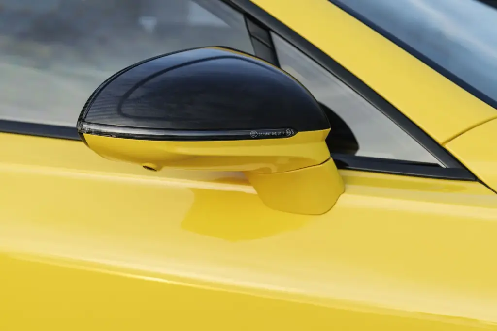 Primera prueba del Bentley Continental GTC S: Descapotable, impecable y con un escape Akrapovič 3 Motor16 Bentley GTC s V8 Hybrid cyber yellow interior detalles 10 Motor16