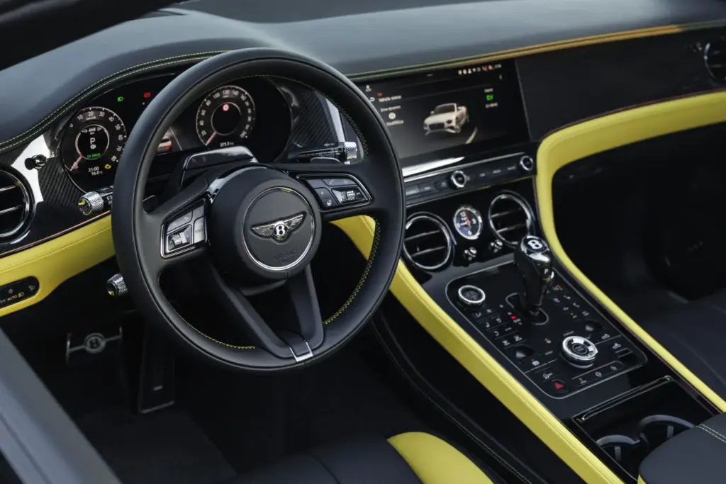 Primera prueba del Bentley Continental GTC S: Descapotable, impecable y con un escape Akrapovič 2 Motor16 Bentley GTC s V8 Hybrid cyber yellow interior detalles 5 Motor16