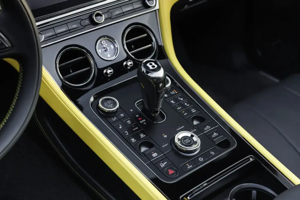 Primera prueba del Bentley Continental GTC S: Descapotable, impecable y con un escape Akrapovič 7 Motor16 Bentley GTC s V8 Hybrid cyber yellow interior detalles 6 Motor16