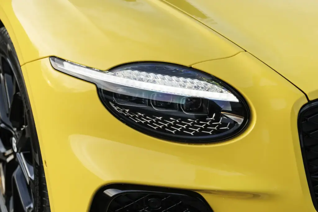 Primera prueba del Bentley Continental GTC S: Descapotable, impecable y con un escape Akrapovič 4 Motor16 Bentley GTC s V8 Hybrid cyber yellow interior detalles 9 Motor16
