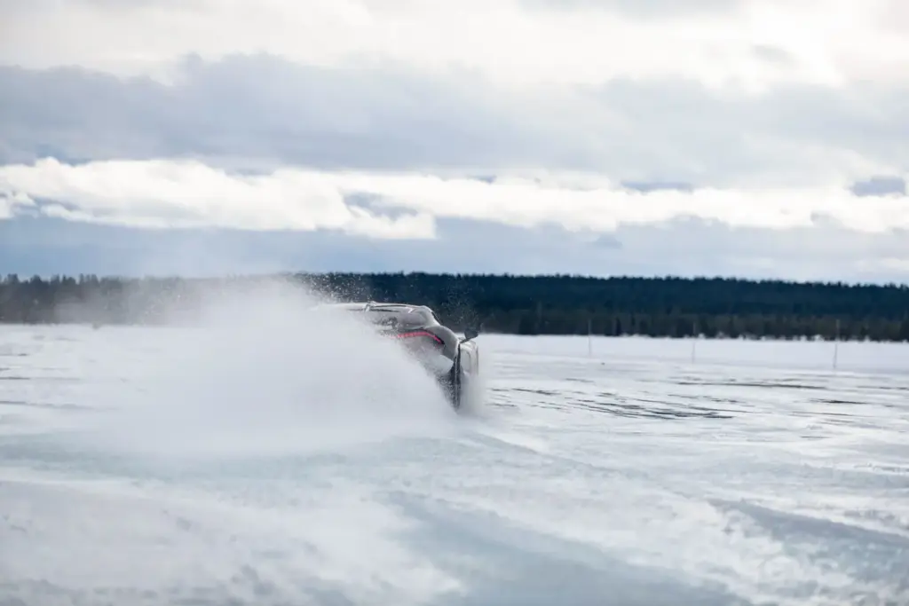 Bugatti Tourbillon: así ponen a prueba el nuevo hiperdeportivo híbrido en el hielo de Suecia 4 Motor16 Bugatti Tourbillon nieve 4 Motor16