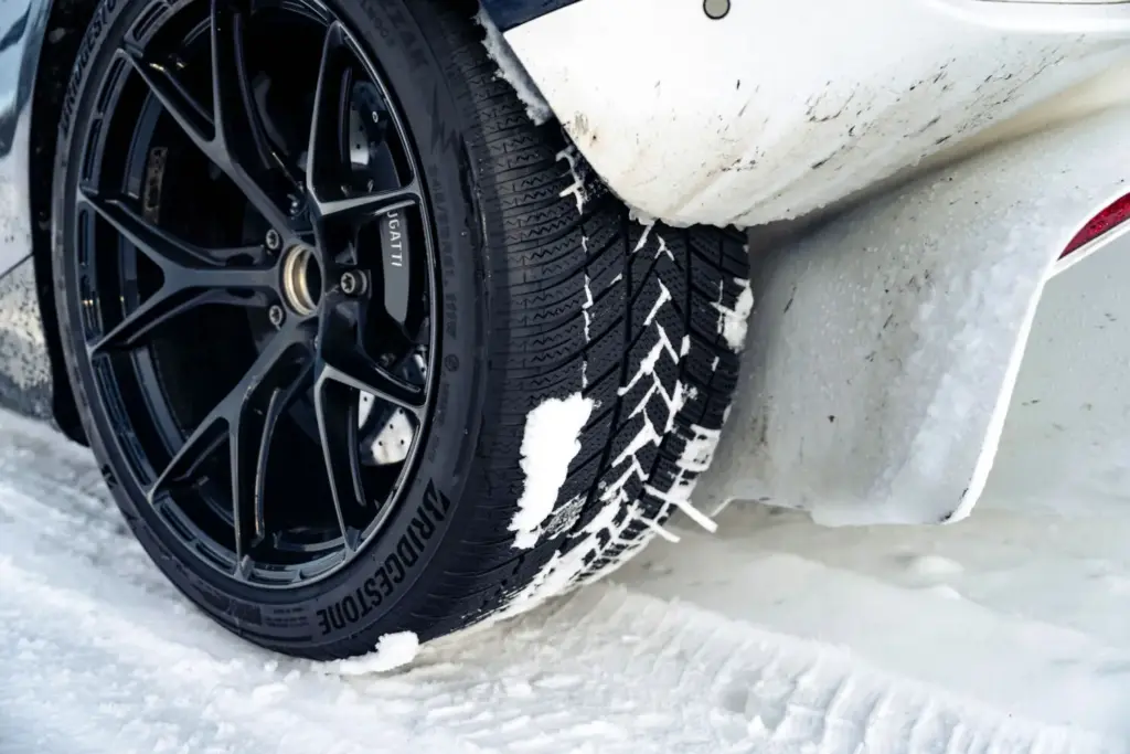 Bugatti Tourbillon: así ponen a prueba el nuevo hiperdeportivo híbrido en el hielo de Suecia 2 Motor16 Bugatti Tourbillon nieve 5 Motor16
