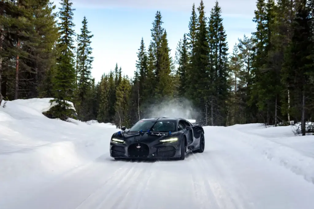 Bugatti Tourbillon: así ponen a prueba el nuevo hiperdeportivo híbrido en el hielo de Suecia 10 Motor16 Bugatti Tourbillon nieve 6 Motor16
