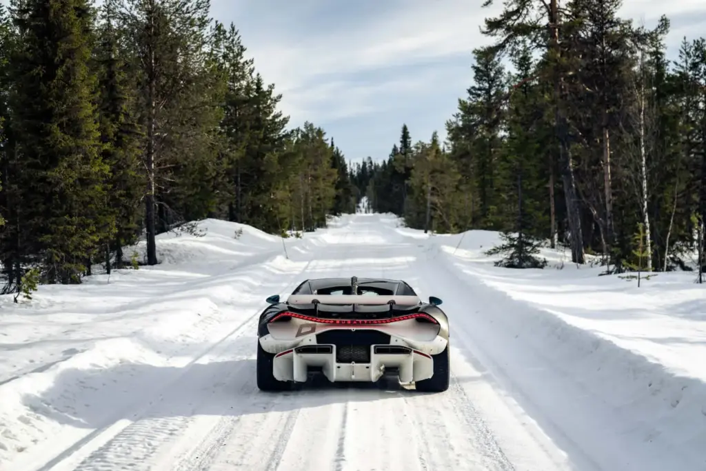 Bugatti Tourbillon: así ponen a prueba el nuevo hiperdeportivo híbrido en el hielo de Suecia 1 Motor16 Bugatti Tourbillon nieve (9)