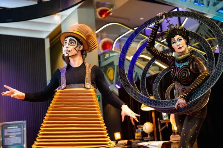 El universo creativo del Cirque du Soleil se instala en la CASA CUPRA Raval