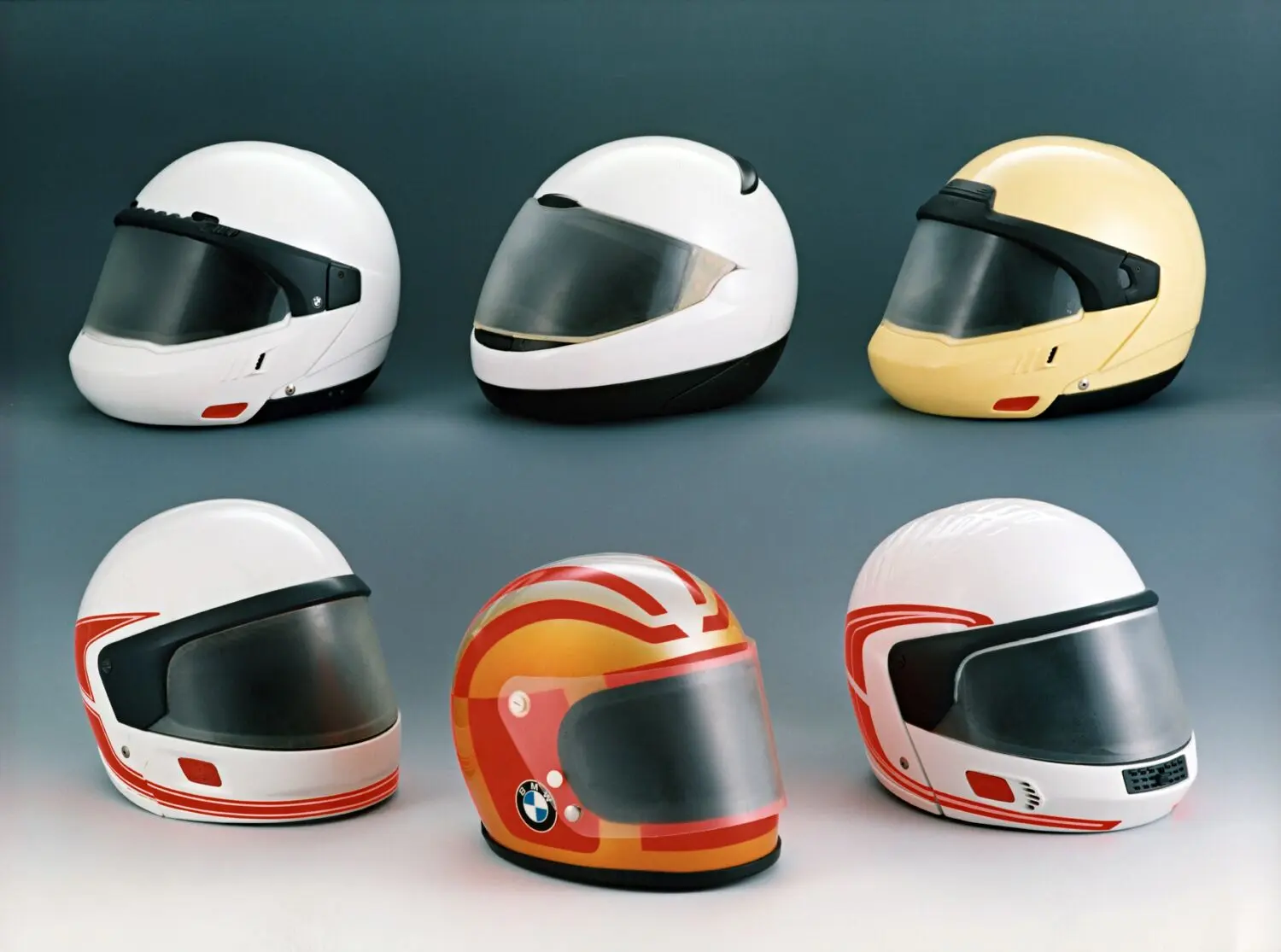 No solo motos: BMW celebra 50 años de cascos