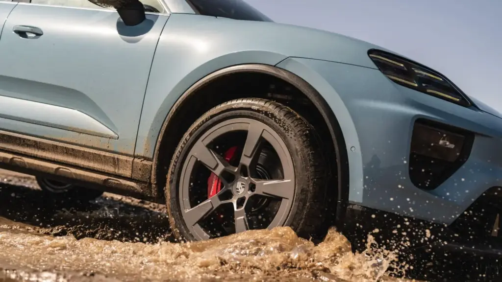 Cruzando la bahia de Morecambe en un Porsche Macan 10 Motor16