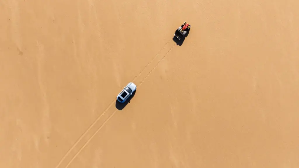 Cruzando la bahia de Morecambe en un Porsche Macan 3 Motor16