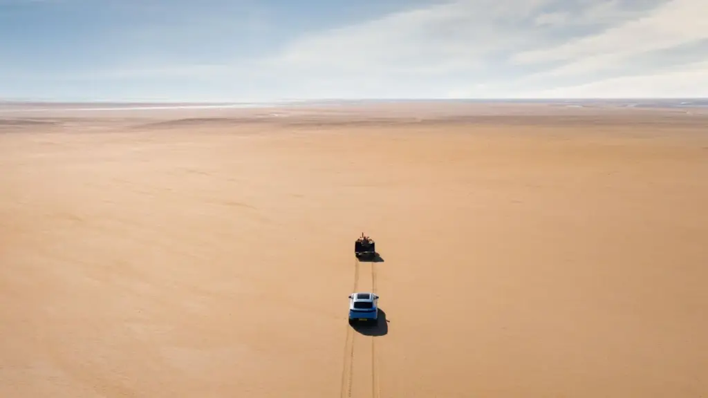 Cruzando la bahia de Morecambe en un Porsche Macan 4 Motor16