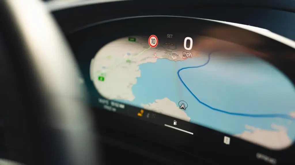 Cruzando la bahia de Morecambe en un Porsche Macan 7 Motor16