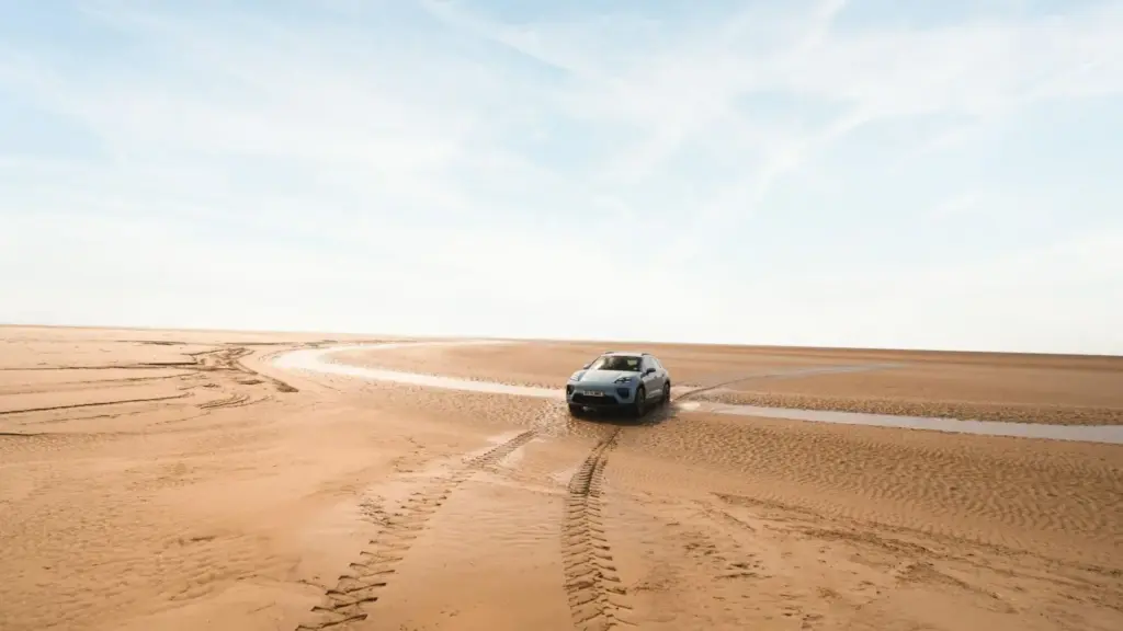 Cruzando la bahia de Morecambe en un Porsche Macan 8 Motor16