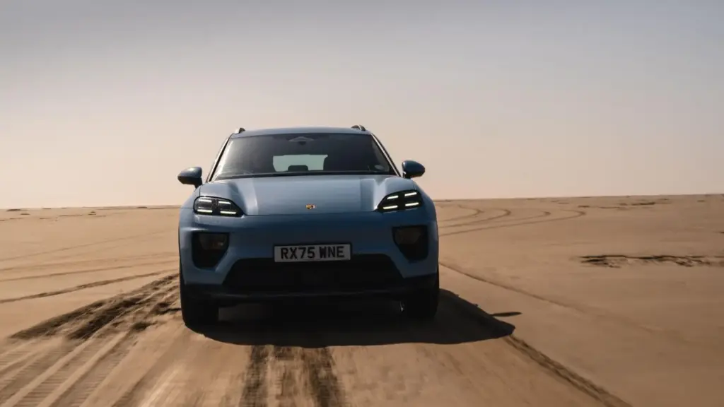 Cruzando la bahia de Morecambe en un Porsche Macan 9 Motor16