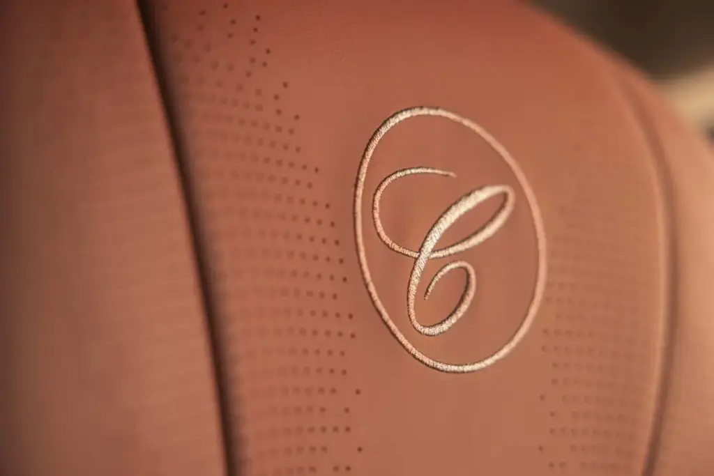 El DENZA Z9GT Chopard se ha presentado en Cannes: eléctrico, decorado con amatistas y con 1.150 CV 15 Motor16 DENZA Chopard Z9GT Details 2 Motor16