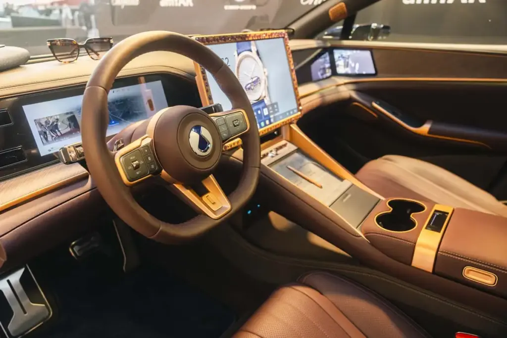 El DENZA Z9GT Chopard se ha presentado en Cannes: eléctrico, decorado con amatistas y con 1.150 CV 20 Motor16 DENZA Chopard Z9GT Interior Motor16