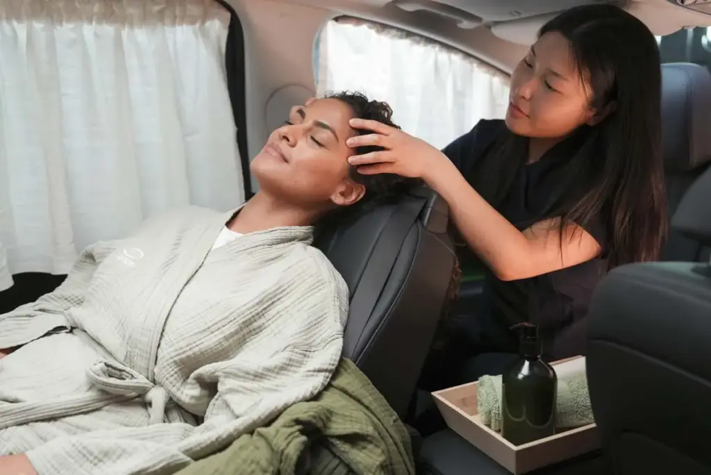 El fenómeno K-Beauty está arrasando y Hyundai lo aprovecha transformando el IONIQ 9 en un spa con tratamientos coreanos gratuitos 6 Motor16 HYUNDAI IONIQ9 SPA LONDRES5 Motor16