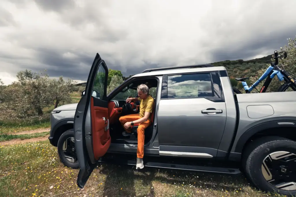 Jesús Calleja es la nueva cara de Santana Motors: el aventurero conduce ya el pick up 400 PHEV en su día a día 1 Motor16 Jesús Calleja, Santana Motors, 400 PHEV