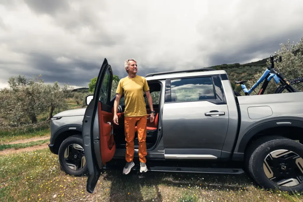 Jesús Calleja es la nueva cara de Santana Motors: el aventurero conduce ya el pick up 400 PHEV en su día a día 3 Motor16 JESUS CALLEJA SANTANA MOTORS2 Motor16