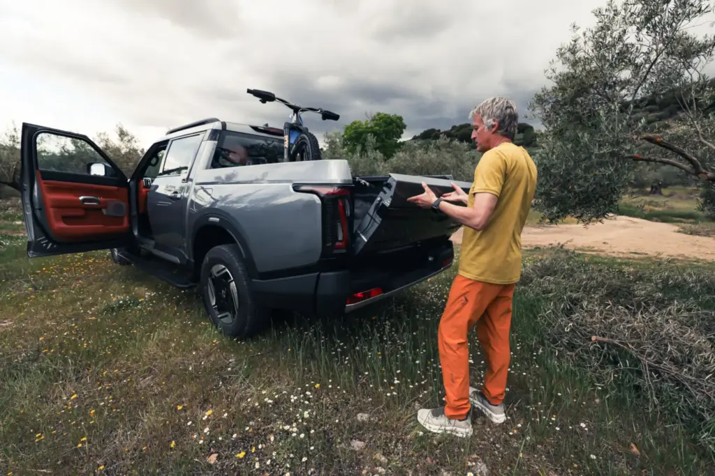 Jesús Calleja es la nueva cara de Santana Motors: el aventurero conduce ya el pick up 400 PHEV en su día a día 4 Motor16 JESUS CALLEJA SANTANA MOTORS3 Motor16