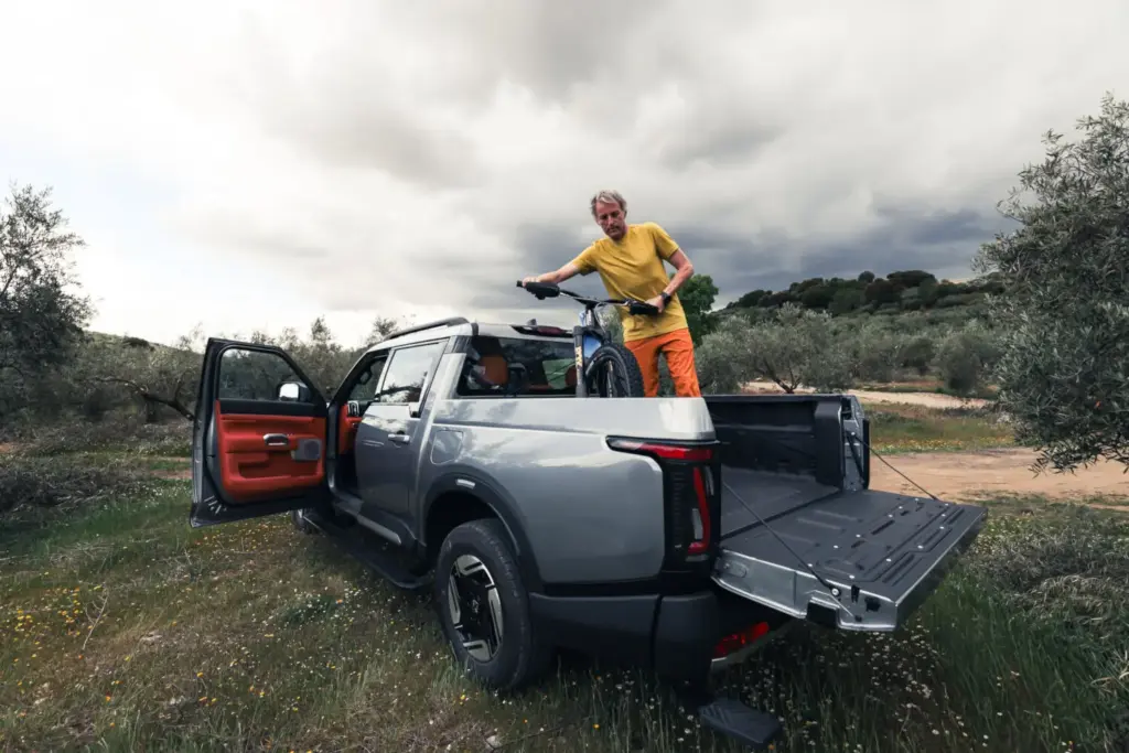 Jesús Calleja es la nueva cara de Santana Motors: el aventurero conduce ya el pick up 400 PHEV en su día a día 2 Motor16 Santana Motors, Jesús Calleja, 400 PHEV