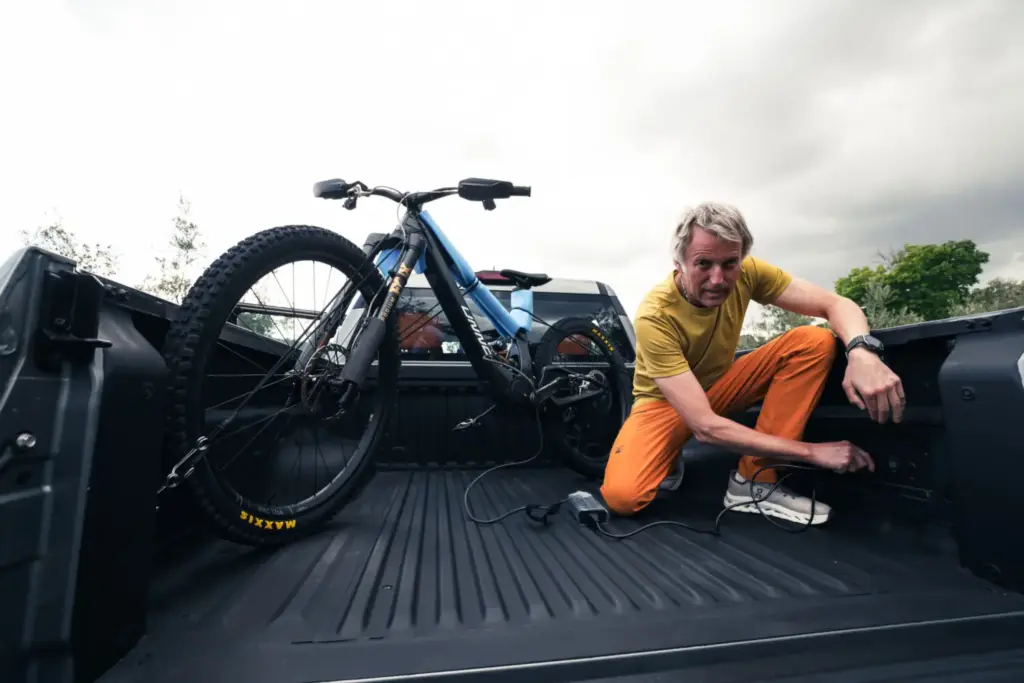Jesús Calleja es la nueva cara de Santana Motors: el aventurero conduce ya el pick up 400 PHEV en su día a día 5 Motor16 JESUS CALLEJA SANTANA MOTORS5 Motor16