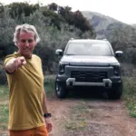 Jesús Calleja es la nueva cara de Santana Motors: el aventurero conduce ya el pick up 400 PHEV en su día a día