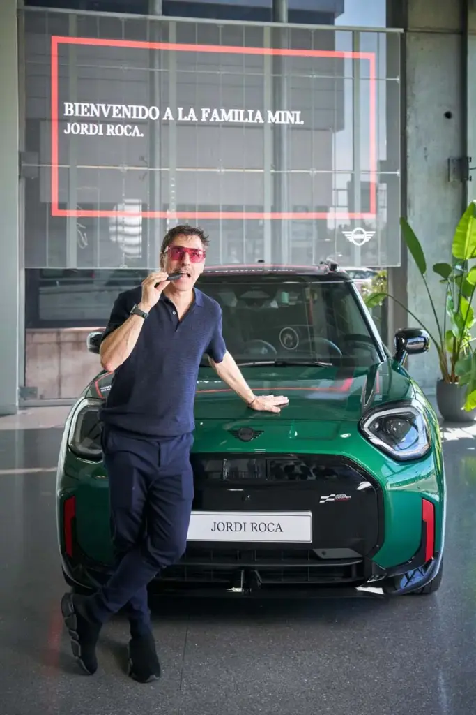 MINI España ficha a Jordi Roca como nuevo embajador: el famoso repostero estrena el Aceman eléctrico 1 Motor16 MINI, Aceman, Jordi Roca