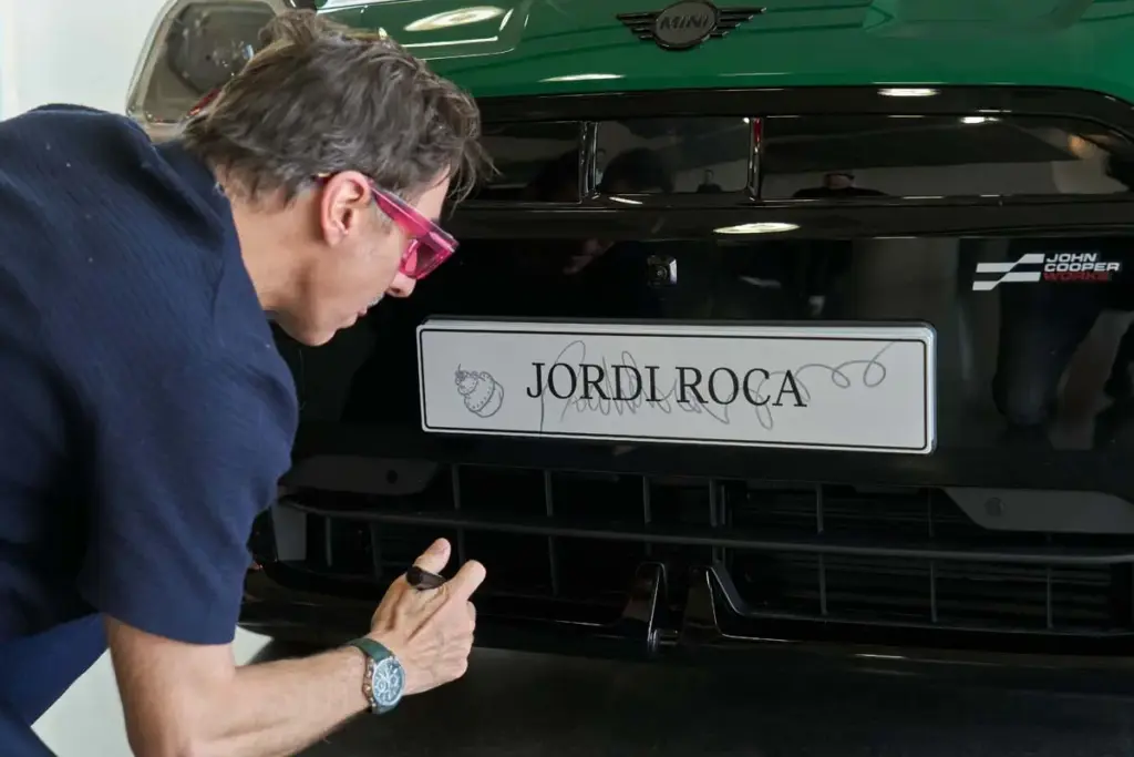 MINI España ficha a Jordi Roca como nuevo embajador: el famoso repostero estrena el Aceman eléctrico 2 Motor16 MINI, Aceman, Jordi Roca