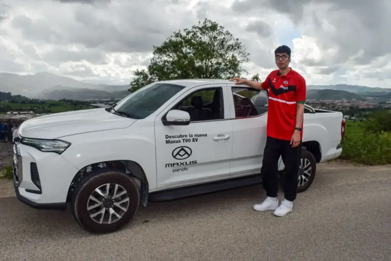 Jiahao Yu, el jugador chino de 2,24 metros que conquista Cantabria, elige el Maxus T90 eléctrico fuera de la cancha