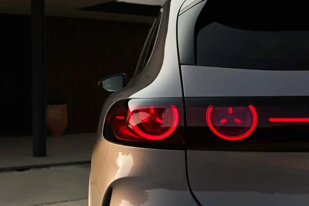 Kimi Antonelli, el piloto líder del Mundial de F1, protagoniza la nueva campaña del Mercedes-Benz GLC eléctrico rodada en Madrid 11 Motor16 KIMI ANTONELLI MERCEDES BENZ GLC ELETRICO10 Motor16