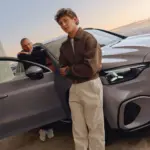 Kimi Antonelli, el piloto líder del Mundial de F1, protagoniza la nueva campaña del Mercedes-Benz GLC eléctrico rodada en Madrid