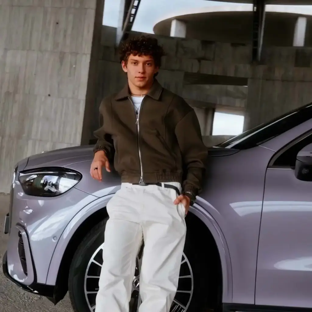 Kimi Antonelli, el piloto líder del Mundial de F1, protagoniza la nueva campaña del Mercedes-Benz GLC eléctrico rodada en Madrid 1 Motor16 KIMI ANTONELLI MERCEDES BENZ GLC ELETRICO15 Motor16